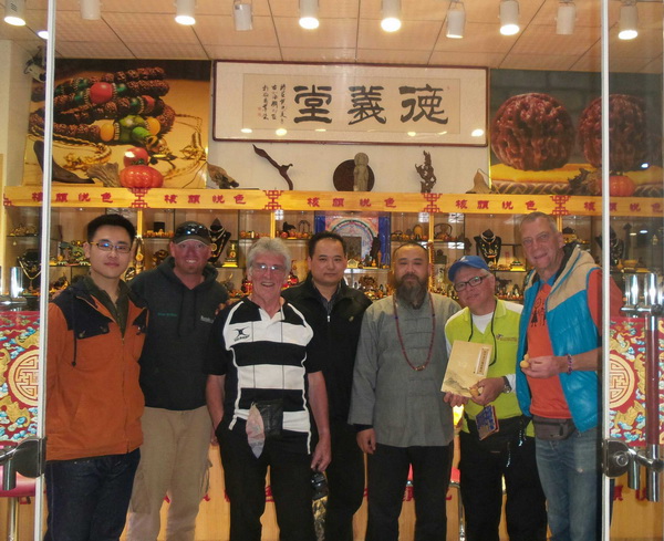 英國采訪團(tuán)來濰坊與張老師學(xué)習(xí)核雕