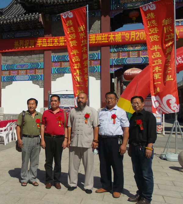 濰坊奇石協(xié)會會長與副會長，秘書長，理事合影留念