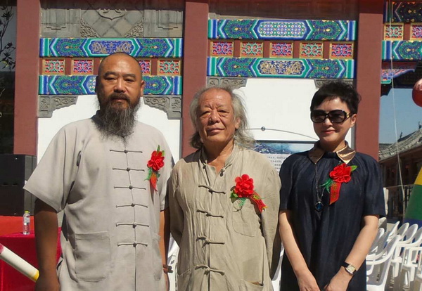 左核雕大師核雕界領(lǐng)軍人物張溫和老師，右指畫大師李冰奇老師0