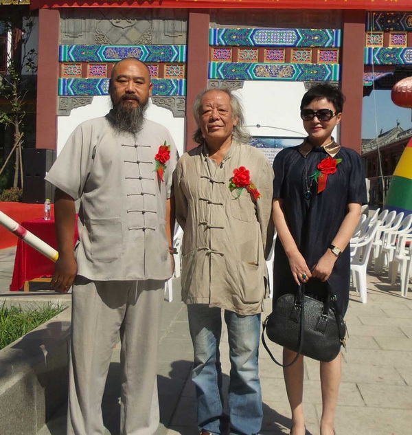 左核雕大師核雕界領(lǐng)軍人物張溫和老師，右指畫大師李冰奇老師111